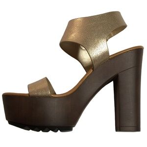 SODA Cute chunky gold platforms, size 8
